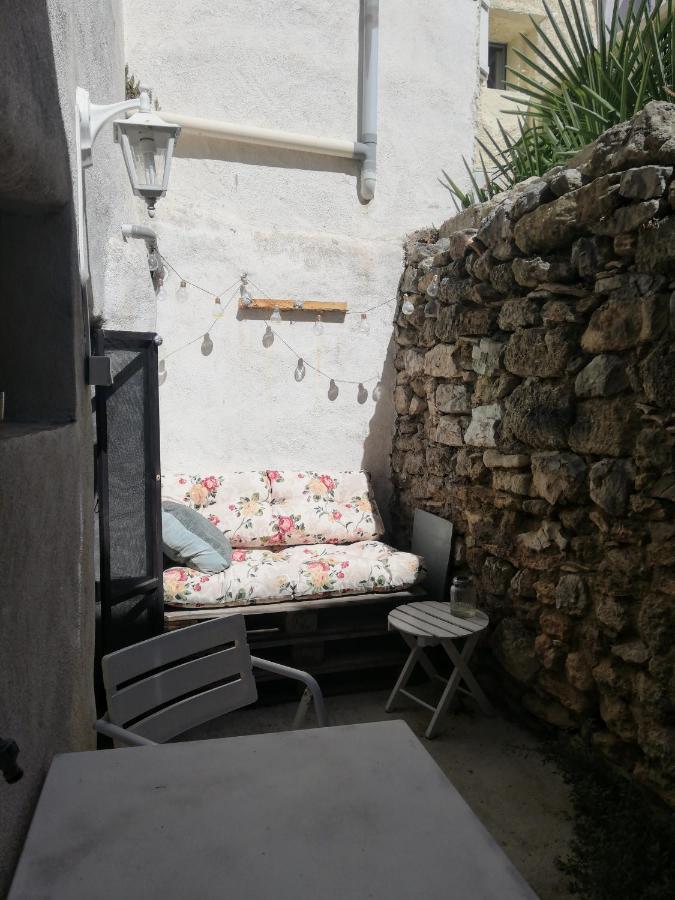 Charmant Appartement En Centre-Ville Medieval Gigean Exteriör bild